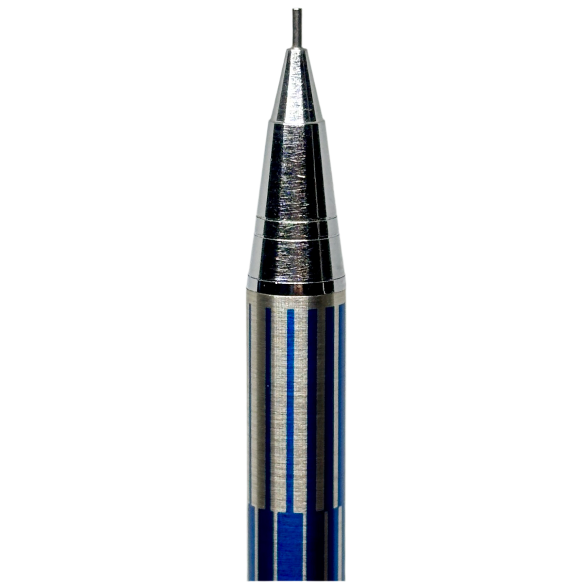 Ohto SP-10 kalemin kademeli krom uç konisi ve çizgili gövdesi dikey makro çekim