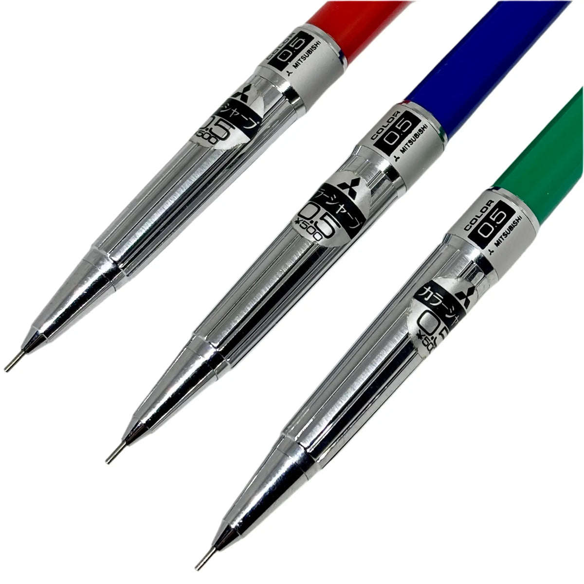 Uni Mitsubishi Color Sharp kalemlerin krom uç bölümleri ve 0.5 etiketleri yakın çekim
