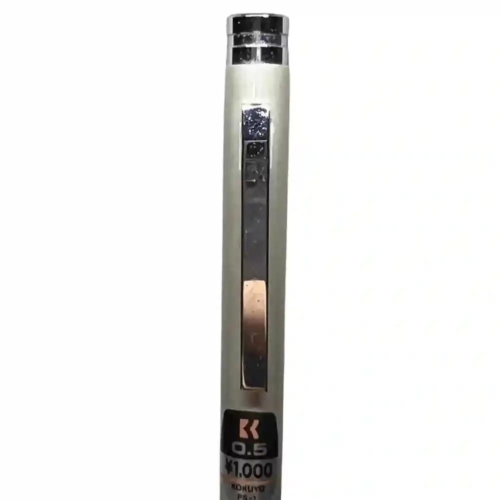 Kokuyo Body Knock PS-1 gövdesindeki krom klips ile 0.5 ve 1.000 yen etiketi yakın çekim
