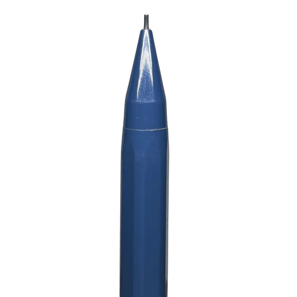 Pilot 2020 lacivert konik ön ucu makro çekim, dışarı çıkmış 0.5 mm min görünür