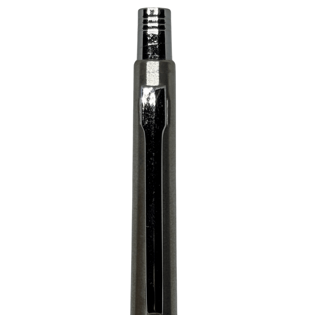 Tombow Mono Delta üst gövde detayı, krom tıklama başlığı ve gövdeye gömülü parlak klips