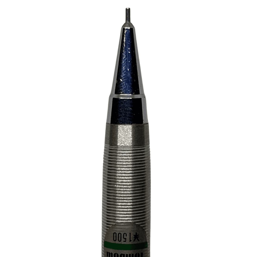 Tombow Mono Delta kalemin lacivert konik ucu ve çizgili metal kavraması makro yakınlıkta