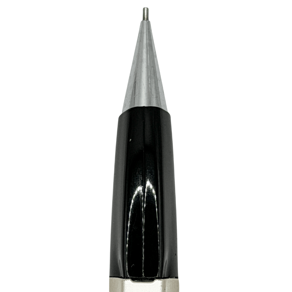 Pentel PD-1055 kalemin siyah konisi ve krom uç borusundan çıkan 0.5 mm min yakın çekim