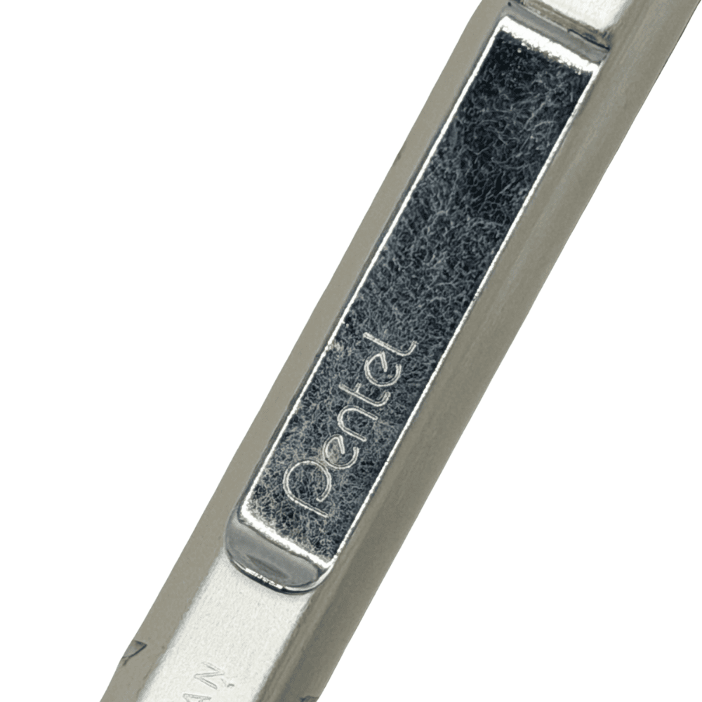 Pentel PD-1055 klipsinin makro çekimi, Pentel logosu ve klips altındaki dokulu koyu yüzey