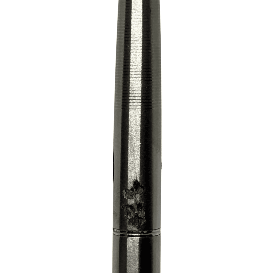 Pilot 2000 gövdesinde yıllanmış metal dokusu ve kullanım izleri, ortadan makro çekim