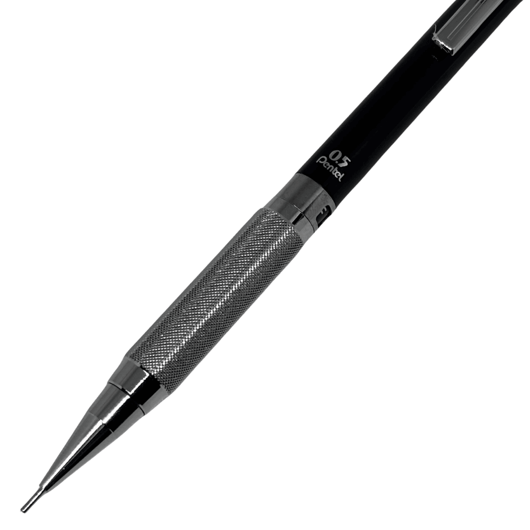 Pentel PG-1505 kalemin tırtıklı metal kavrama bölümü, 0.5 Pentel yazısı ve uç borusu yakın çekim