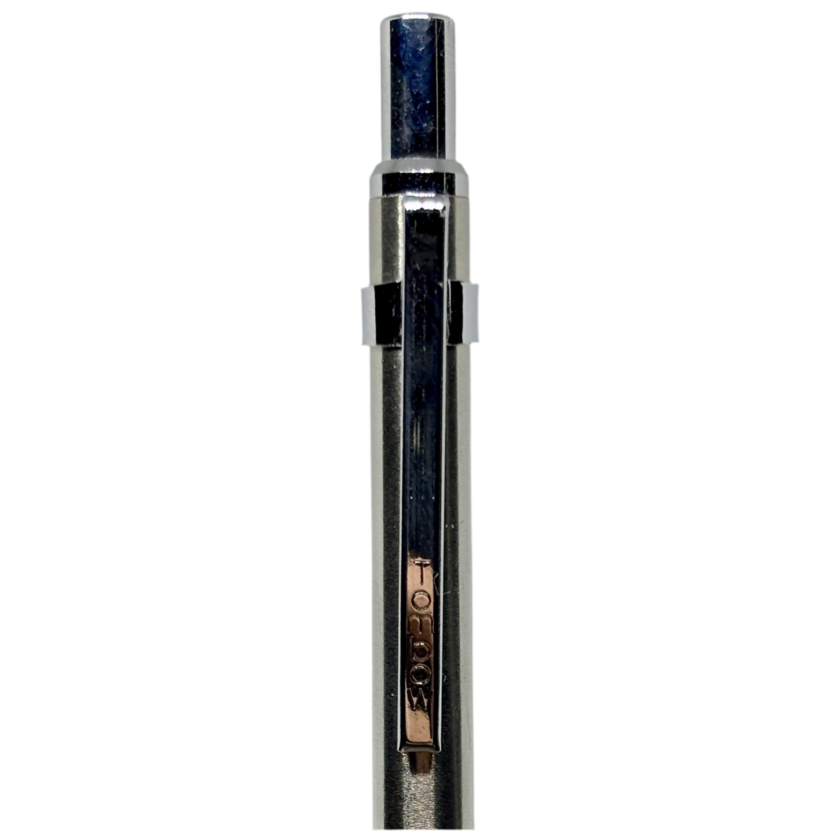 Tombow SH-1500 LP kalemin arka ucu ve gövdeye gömülü Tombow yazılı metal klipsi dik konumda