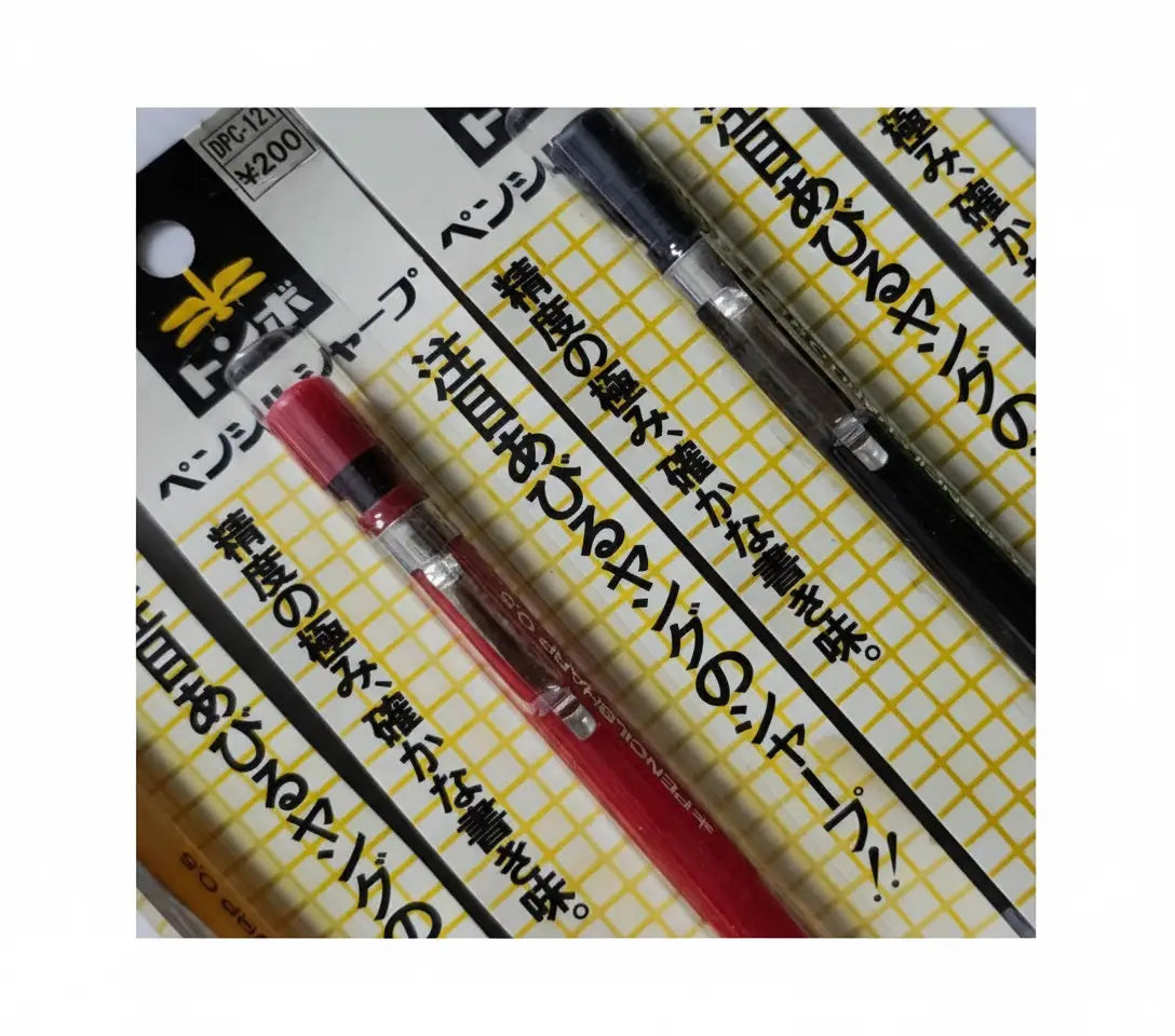Tombow DPC-121 kalemlerin orijinal Japonca baskılı kartları üst üste, kırmızı ve siyah gövdeler yakın çekim