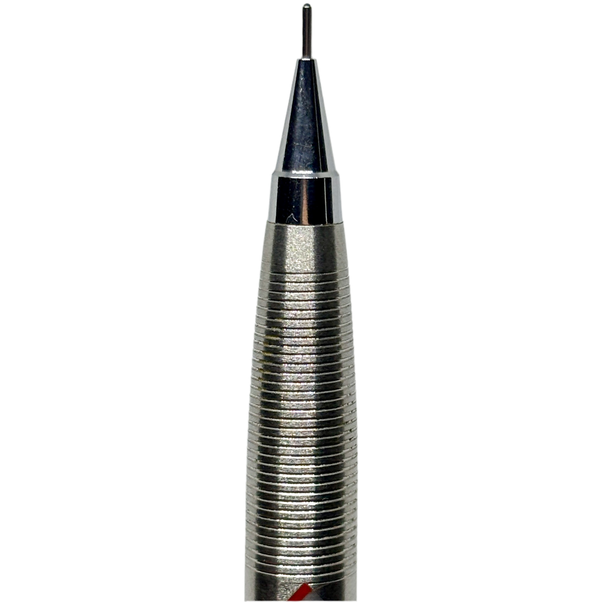 Tombow SH-1500 LP kalemin konik uç borusu ve yivli kavrama dokusu çok yakın makro çekimde