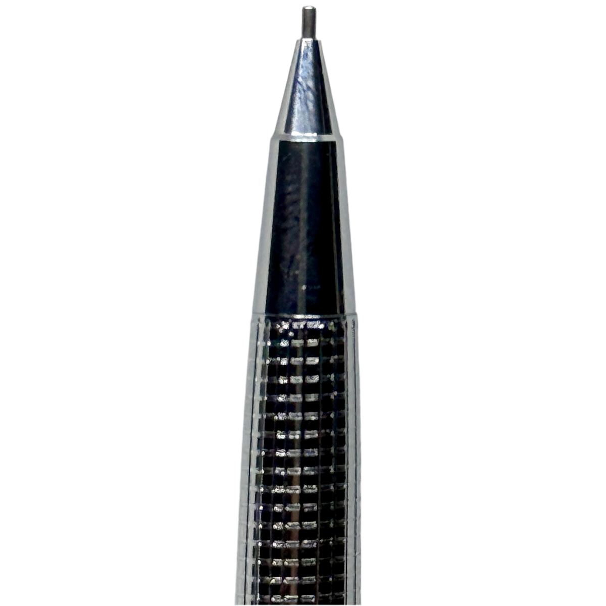 Pentel PS-1045 kalemin konik krom ucu ve kareli desenli kavrama makro çekim