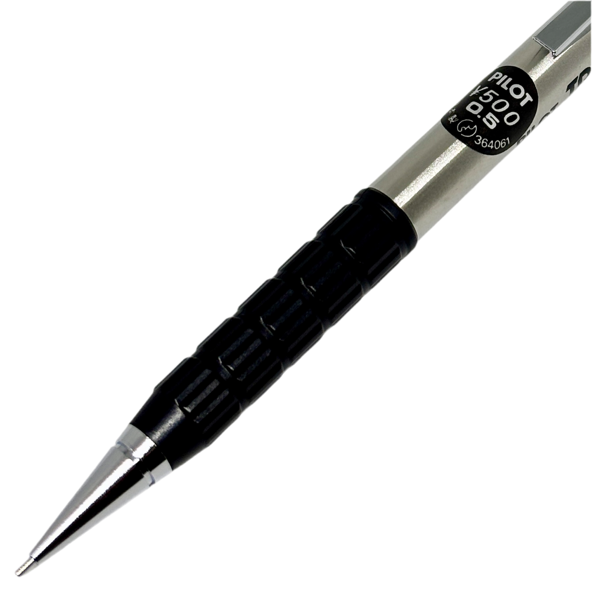 Pilot Trusty Vintage kalemin siyah kavrama bölümü ve krom konik ucu yakın çekim