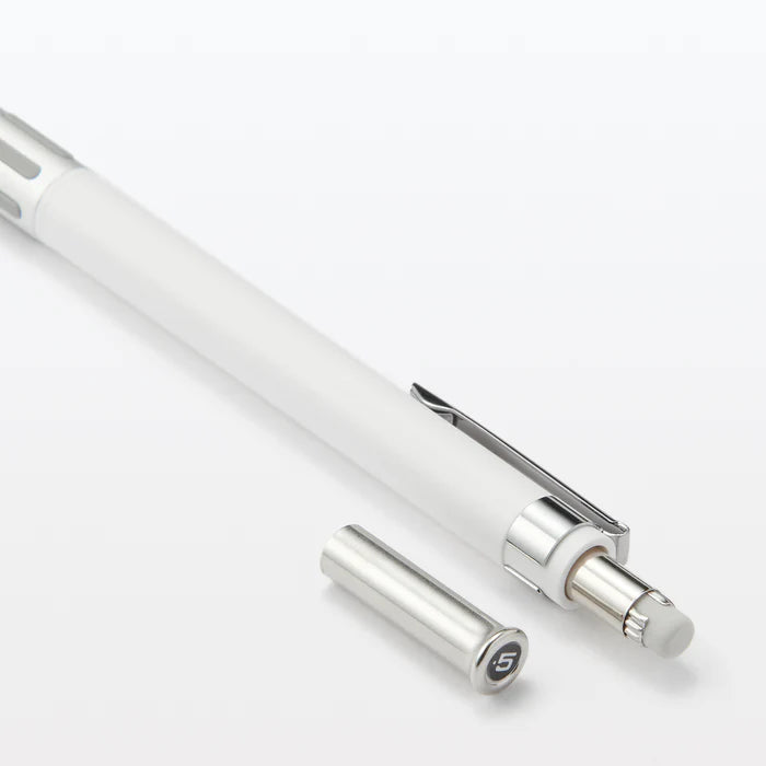 MUJI Light kalemin sökülmüş metal başlığı ve altındaki beyaz silgi, yakın çekim