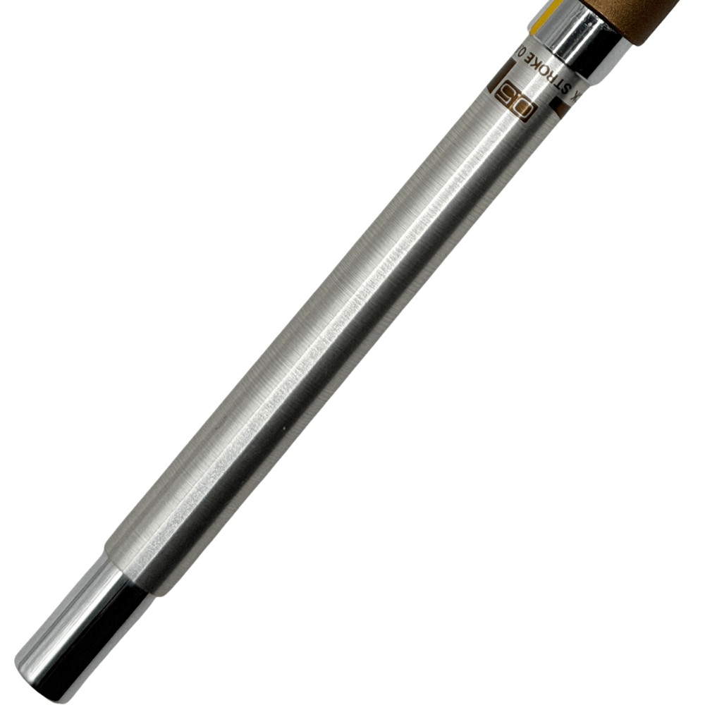 Tombow Variable Vintage kalemin fırçalanmış metal arka gövdesi ve Stroke 0.5 yazısı yakın çekim