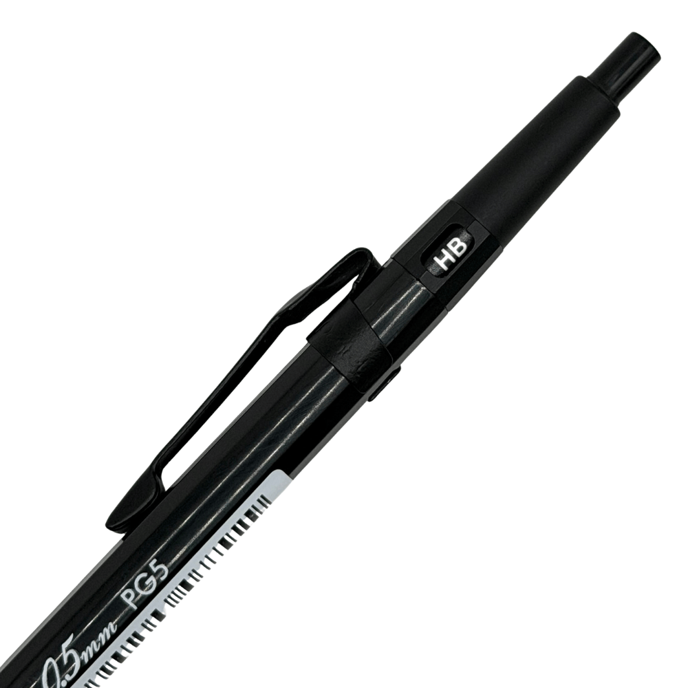 Pentel PG5 Full Black klipsi, HB uç sertliği göstergesi ve tıklama başlığı yakın çekim