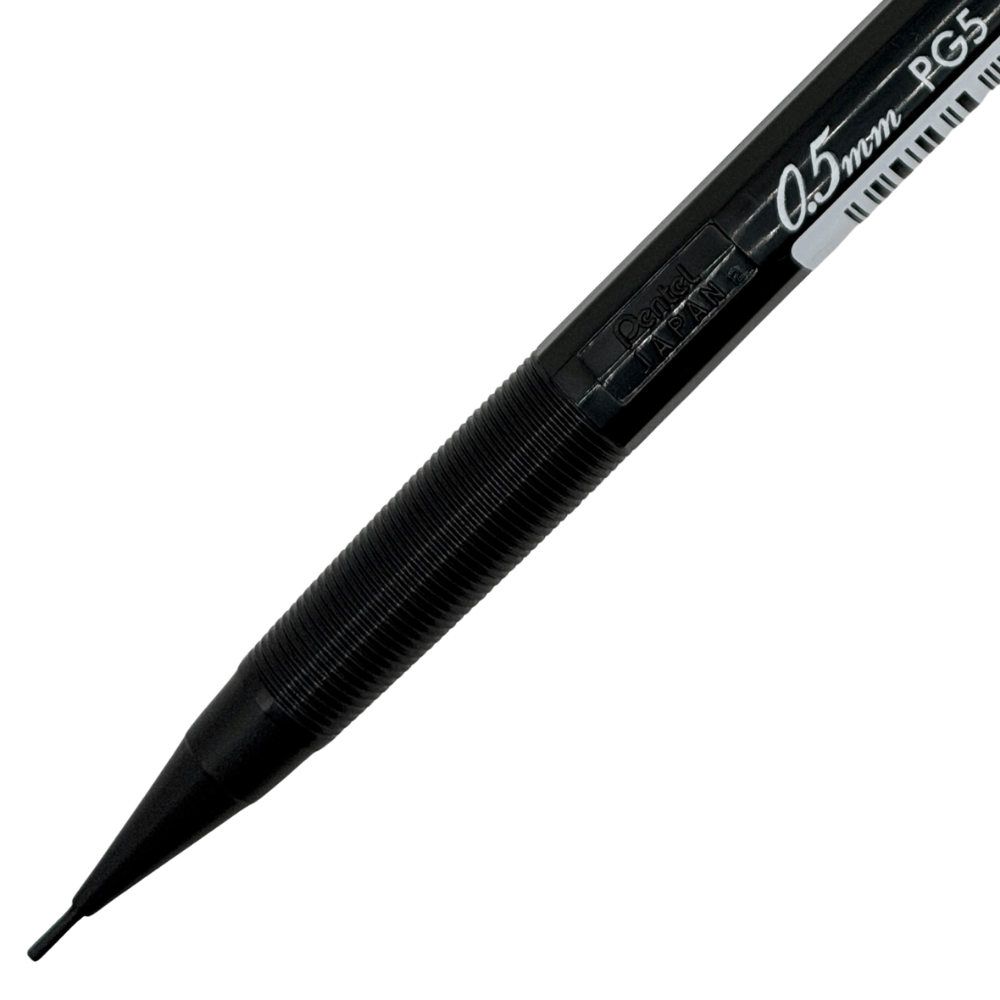 Pentel PG5 Full Black tırtıklı kavraması ve konik ön ucu, 0.5 mm ile JAPAN baskısı görünür