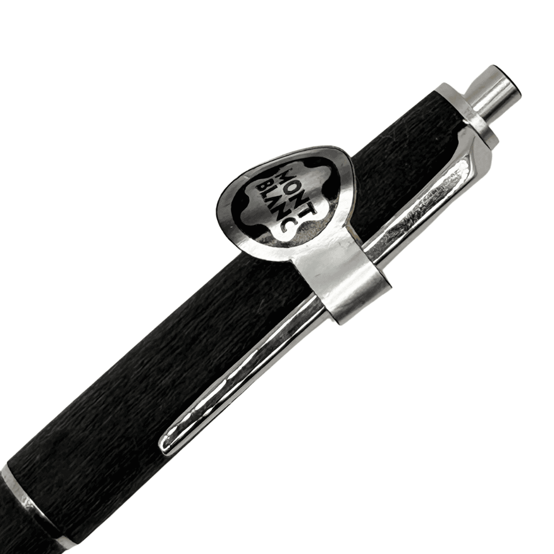 Montblanc 250 kalemin beyaz yıldız amblemli klipsi ve üst gövdesi, açılı yakın çekim