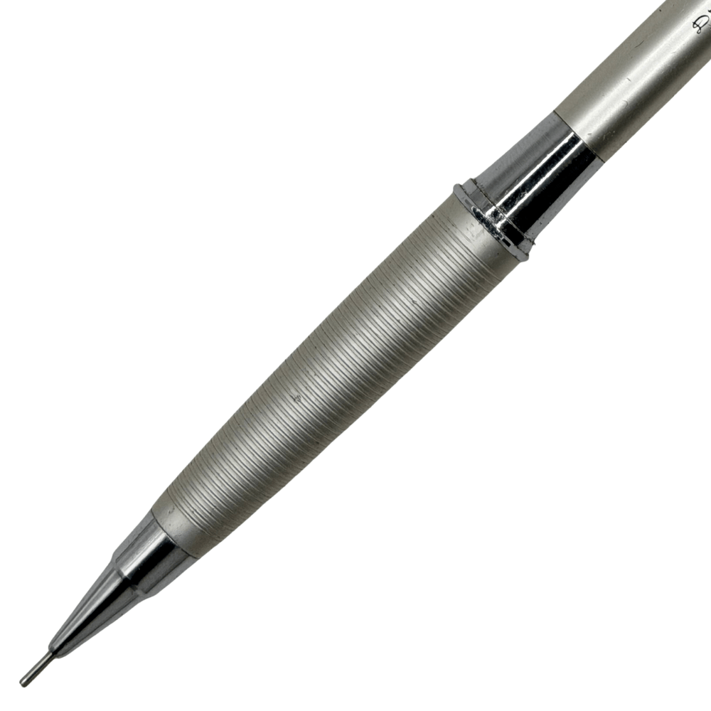 Uchida Drawing Sharp yivli kavrama bölümü ve krom koni uç yakın çekim, 0.5 mm bora görünür