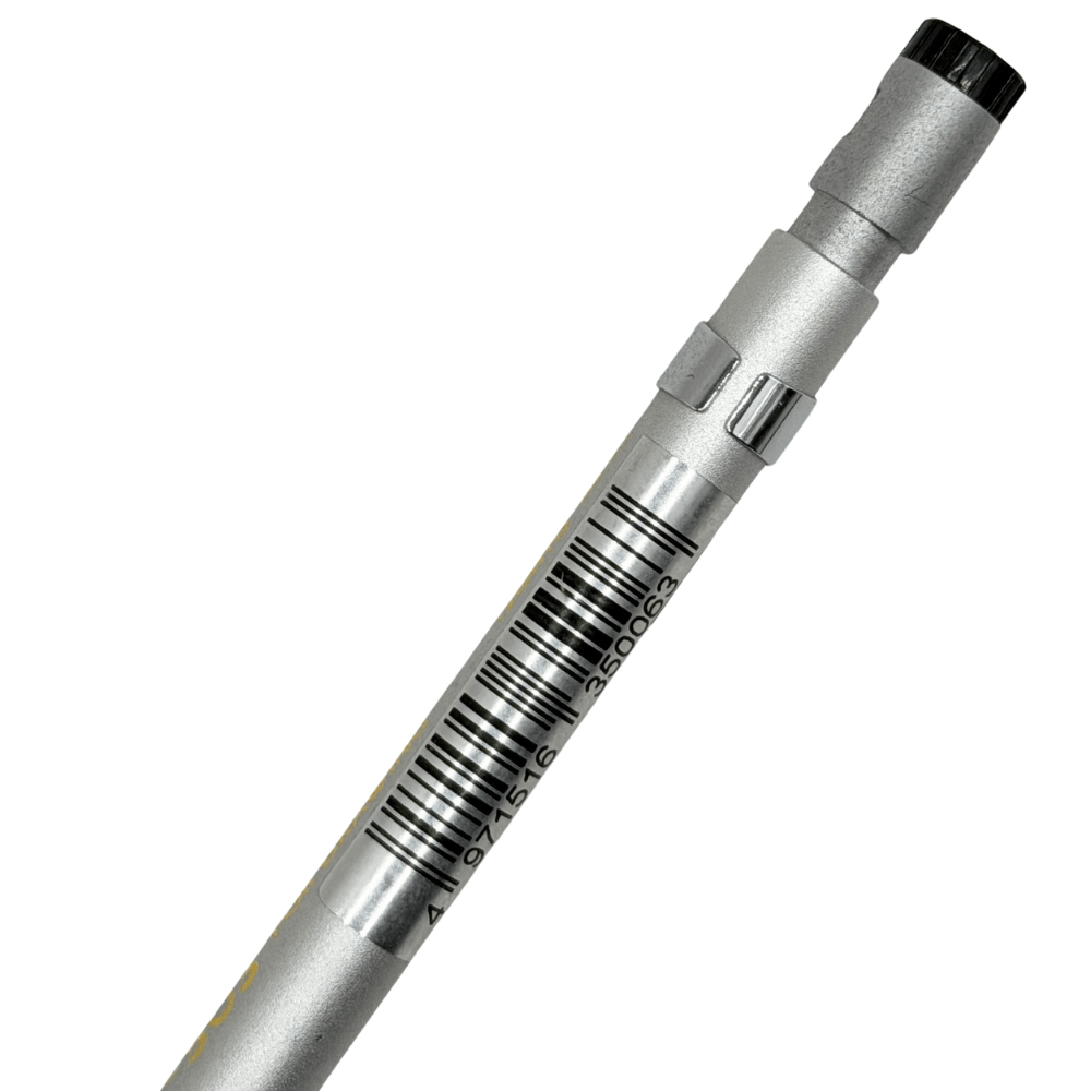 Ohto SP-503 gövdesindeki barkod baskısı ve siyah tıklama başlığı yakın çekim, gümüş gövde