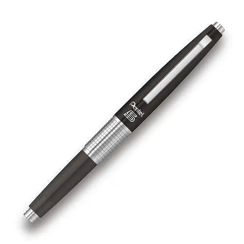 Pentel Kerry koyu gri gövde, kapağı takılı haliyle; kareli metal bilezik ve klips görünür, 0.5 mm
