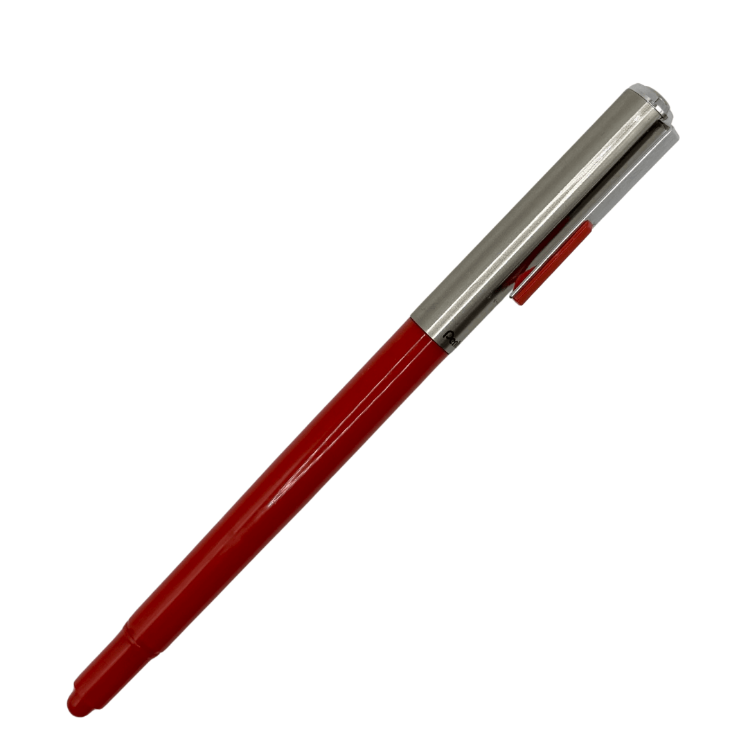 Pentel P1135 vintage versatil kalem kırmızı gövde ve çelik kapak, tam boy görünüm, 0.5 mm
