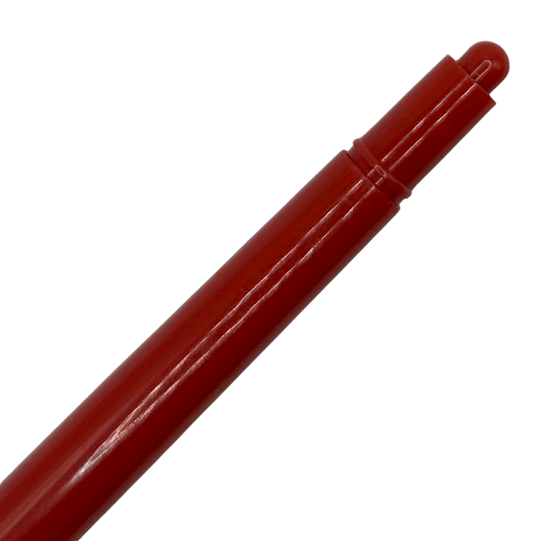 Pentel P1135 kalemin kırmızı arka gövdesi ve yuvarlak uç kapağı yakın çekim