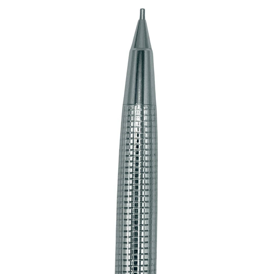 Pentel PS-1045 koni ucu ve kareli desenli krom kavrama bölümü yakın çekim, 0.5 mm