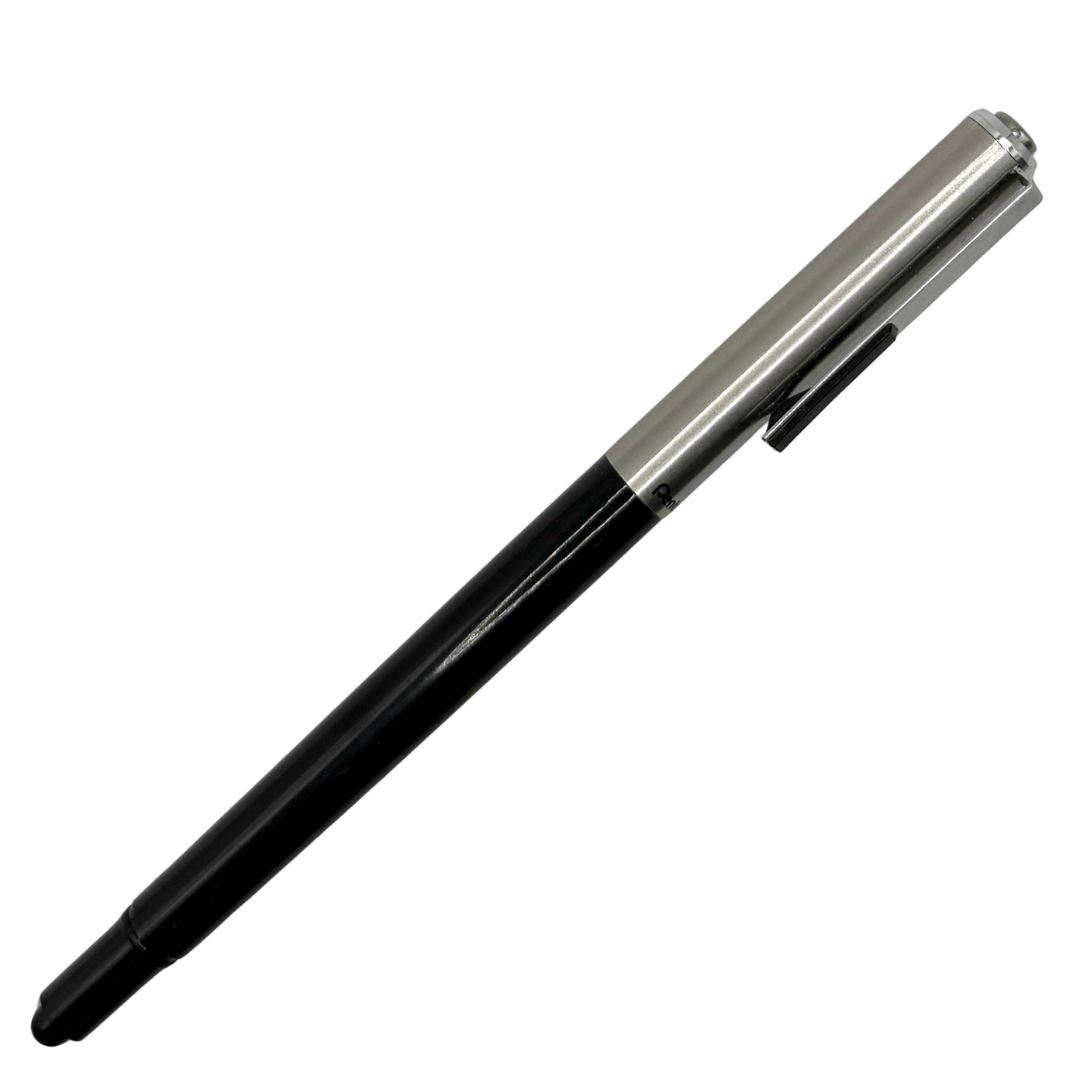 Pentel P1135 vintage versatil kalem siyah gövde ve mat metal üst kısım, kapalı tam boy görünüm