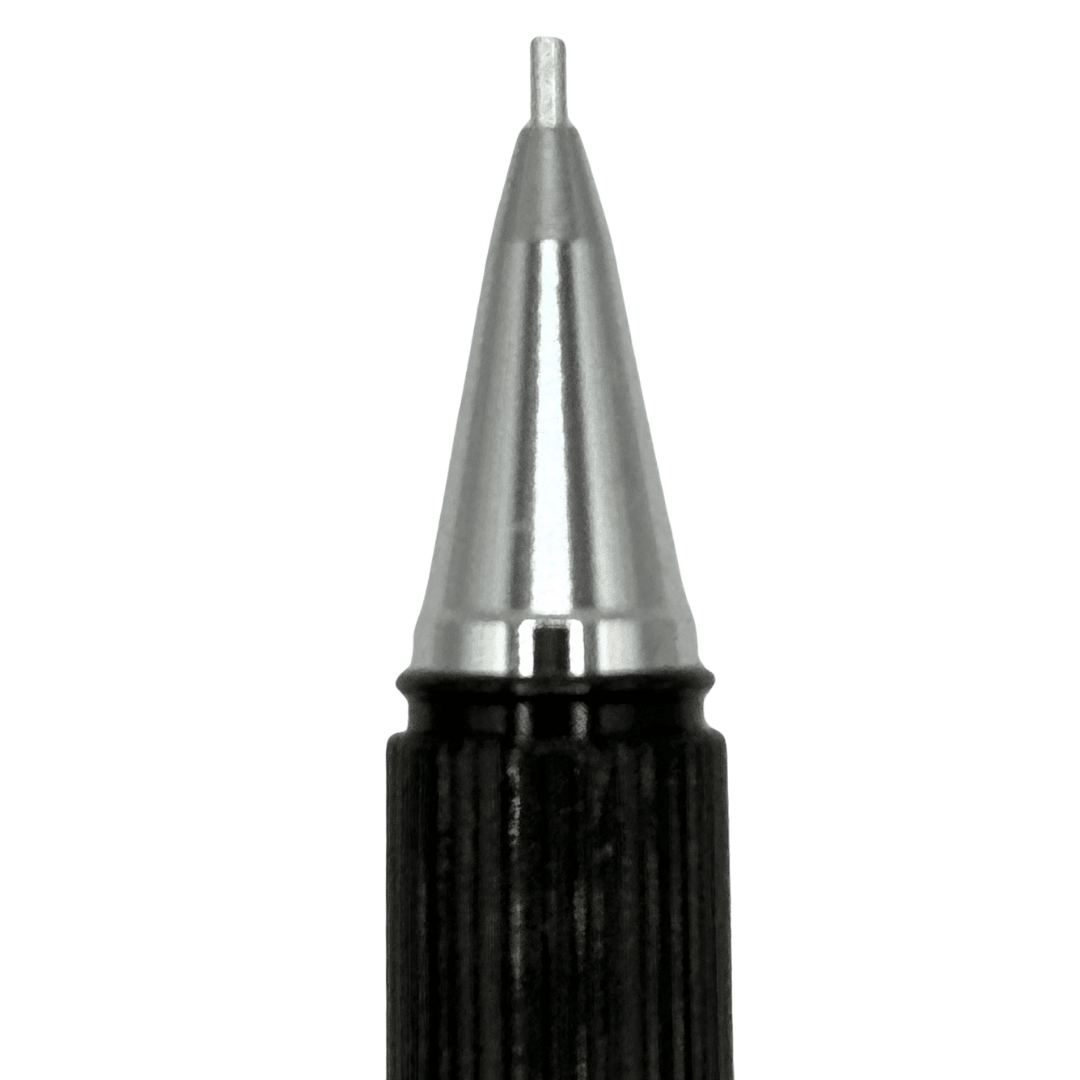 Pentel P1135 kalemin metal konik uç kovanı ve 0.5 mm boru ucunun makro çekimi