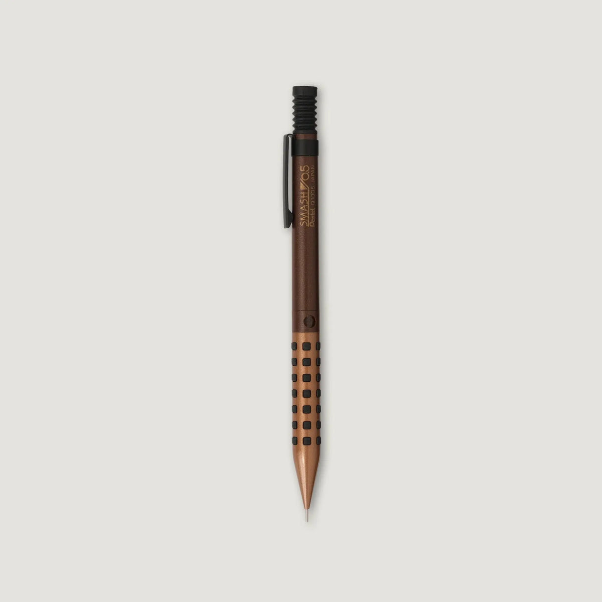 Pentel Smash Seasar Brown kalemin dik tam boy görünümü, siyah kavrama noktaları ve Q1005 baskısı