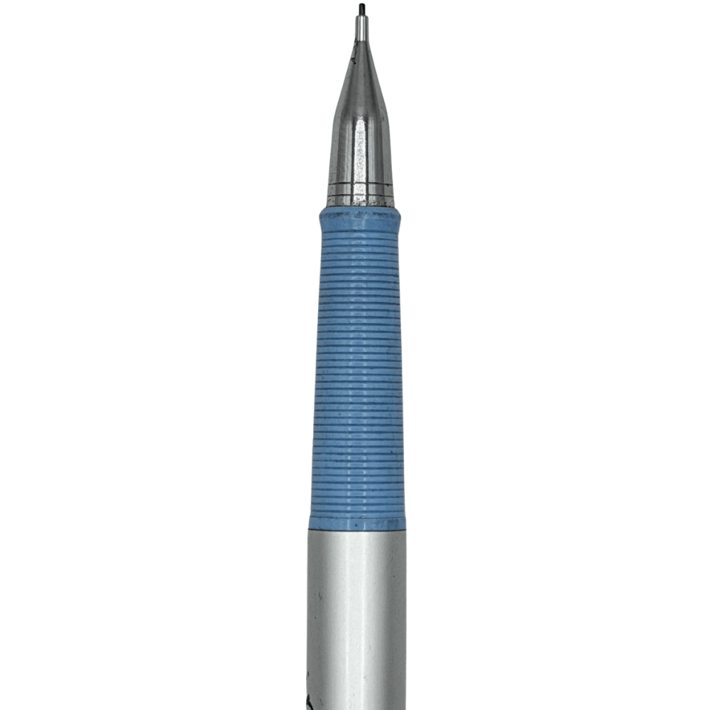 Pilot 2020 Birdie kalemin metal ucu ve yivli mavi lastik kavrama bölümü makro çekim