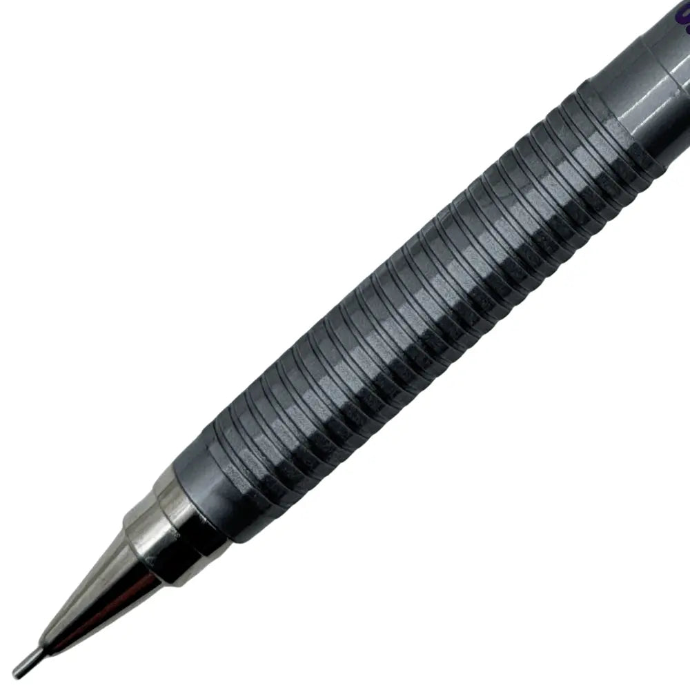 Tombow Non Stop kalemin yivli gri kavrama bölümü ve metal ucu yakın çekim