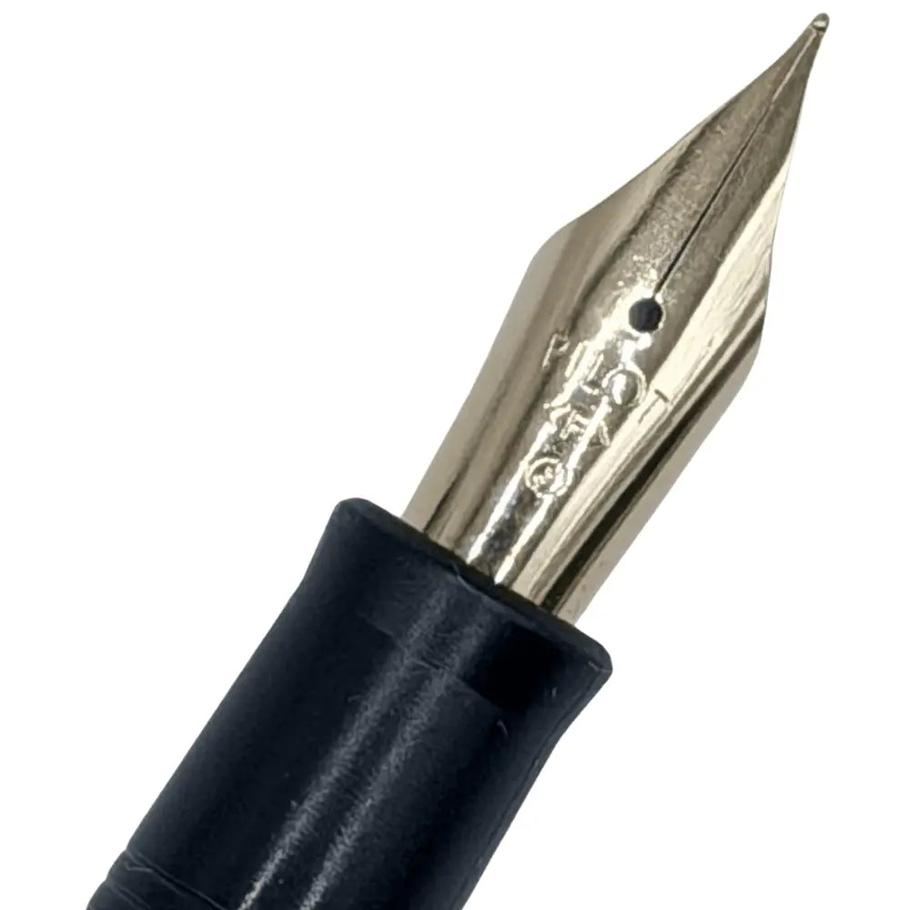 Pilot vintage dolma kalemin çelik ucu, hava deliği ve yarığı ile birlikte makro çekim