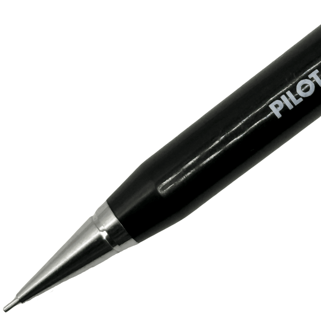 Pilot Sharpen kalemin siyah konik burnu ve dışarı çıkmış ince metal uç borusu, makro çekim