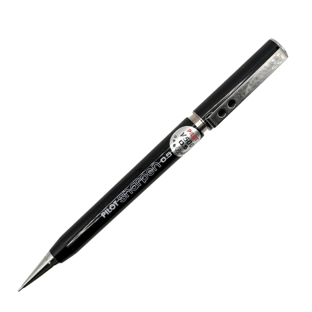 Pilot Sharpen vintage versatil kalem, parlak siyah gövde ve çelik başlık, üzerinde orijinal 500 yen etiketi, 0.5 mm