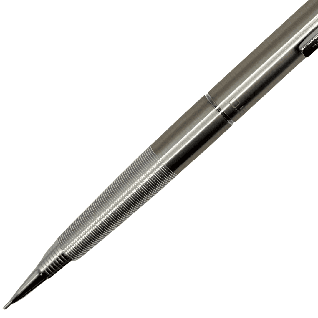 Pilot Vintage metal kalemin tırtıklı ön gövdesi ve konik ucu, çapraz yakın çekim