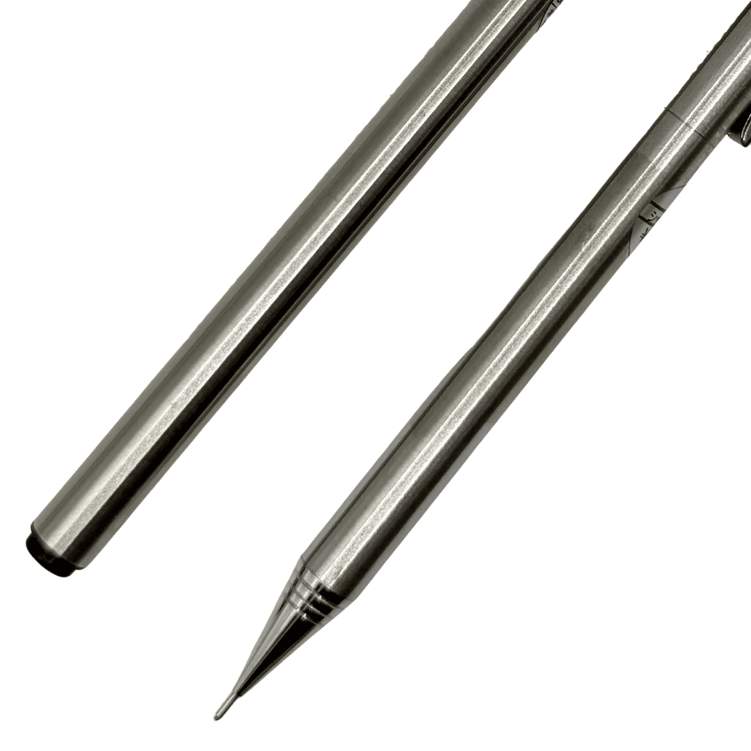 Platinum Sure Point setindeki iki çelik kalemin alt yarıları, biri sivri uçlu, eğik açıdan