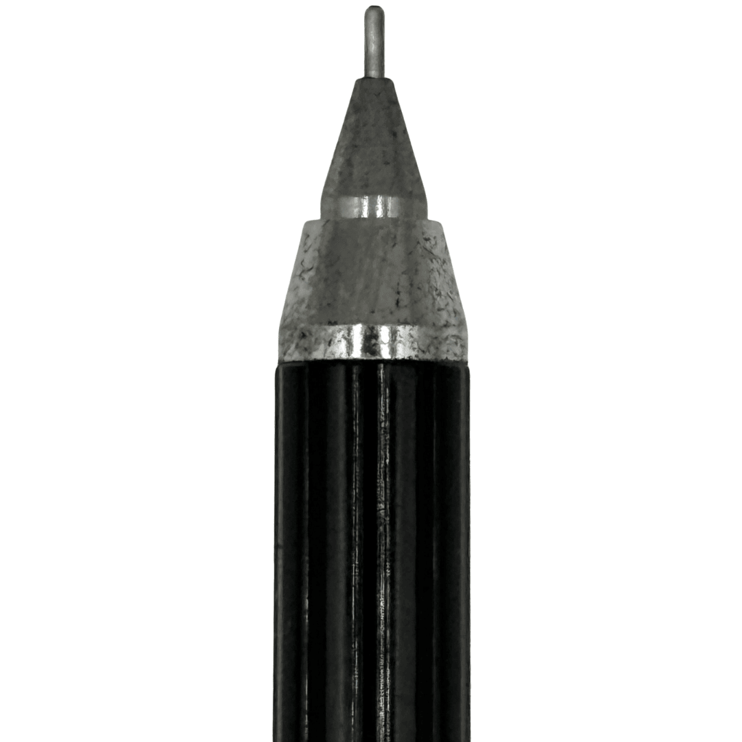 Staedtler Retro kalemin gümüş rengi koni ucu ve çıkan ince uç, yivli siyah gövde