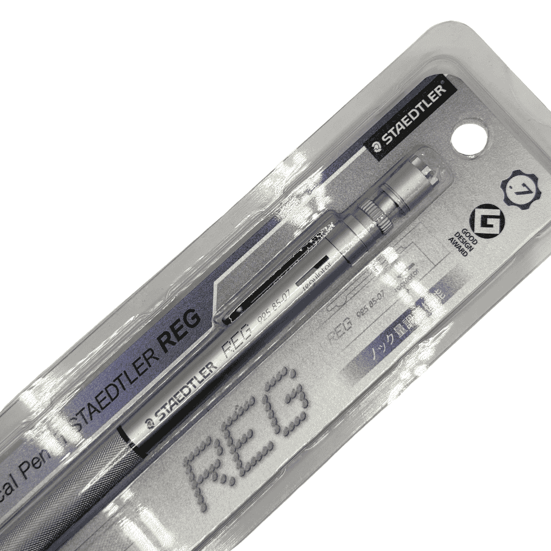 Staedtler REG blisterin üst yarısı yakın çekim, kalemin klipsi ve REG 925 85-07 baskısı