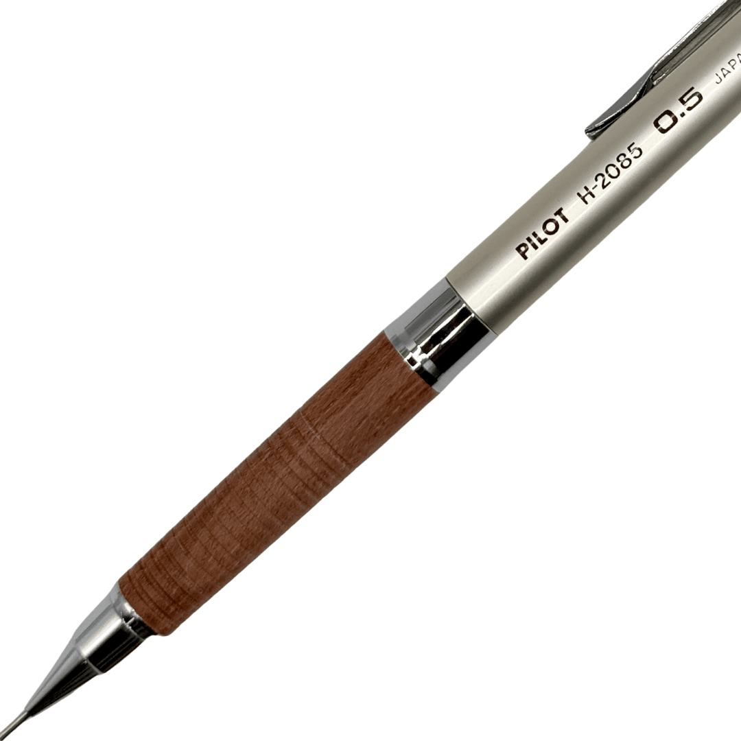 Pilot H-2085 kalemin gövdesindeki Pilot H-2085 0.5 baskısı ve kahverengi kavrama yakın çekim