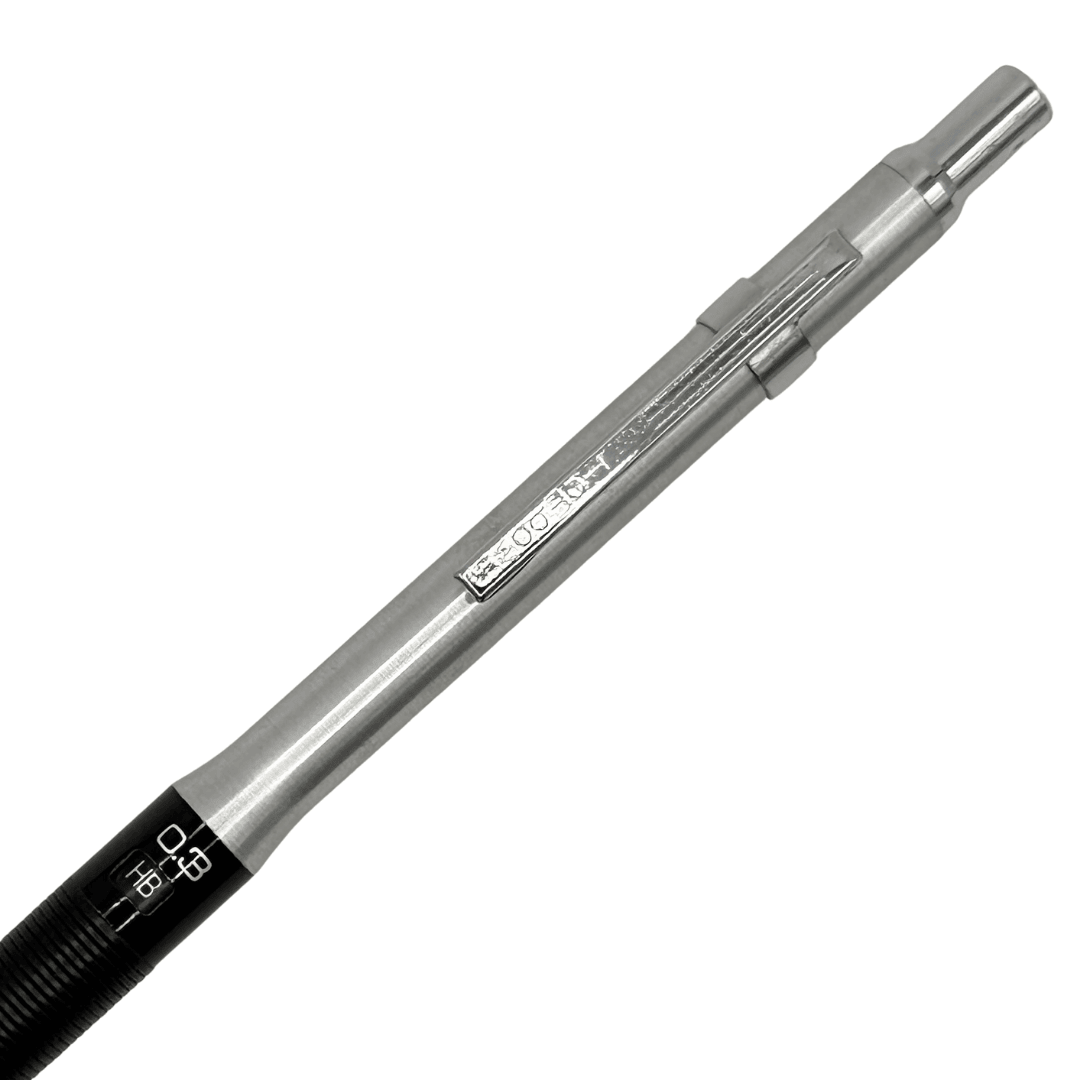 Tombow SH-1000 LP kalemin çelik üst gövdesi, klips ve gövde baskısı, eğik yakın çekim