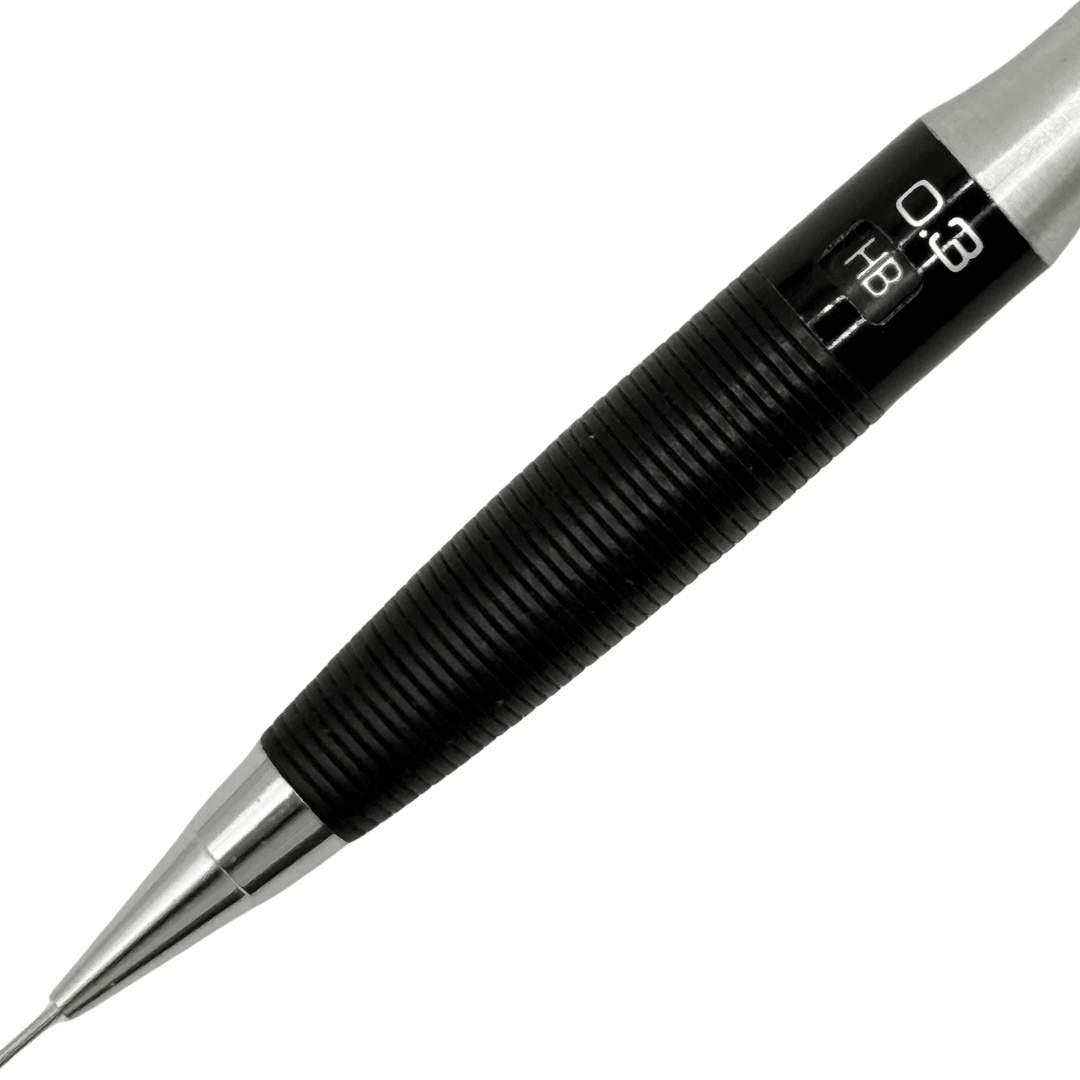 Tombow SH-1000 LP kalemin siyah kavraması, 0.3 HB uç göstergesi ve krom uç konisi yakın çekim