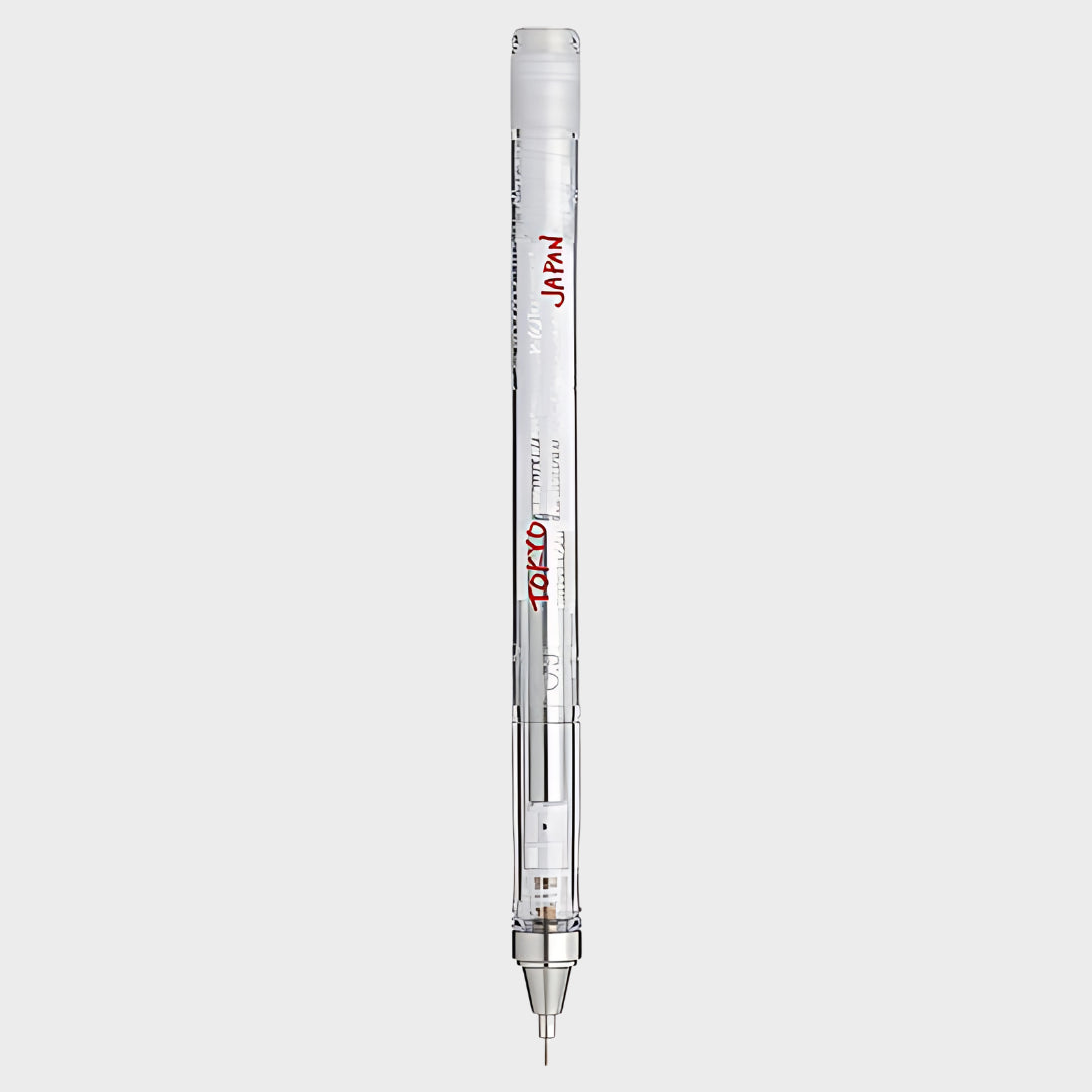 Tombow Mono Graph Tokyo kalemin şeffaf gövdesi, kırmızı TOKYO ve JAPAN baskısıyla dikey tam boy