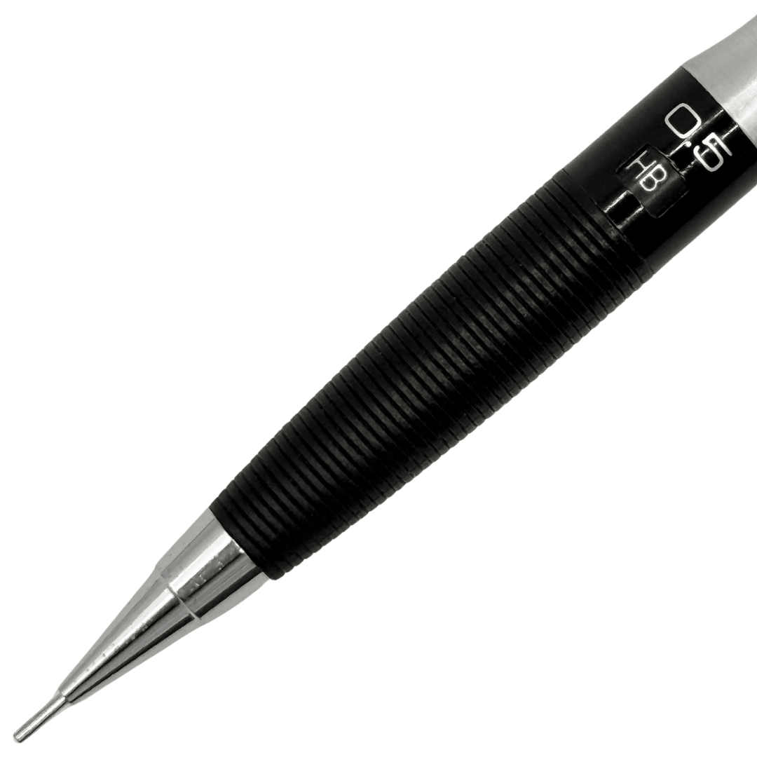 Tombow SH-1000 LP kalemin yivli siyah kavraması, HB göstergesi ve krom ucu makro çekim