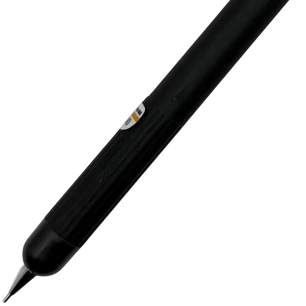 Tombow Object kalemin siyah alt gövdesi, uç sertliği gösterge penceresi ve sivri ucu yakın çekim