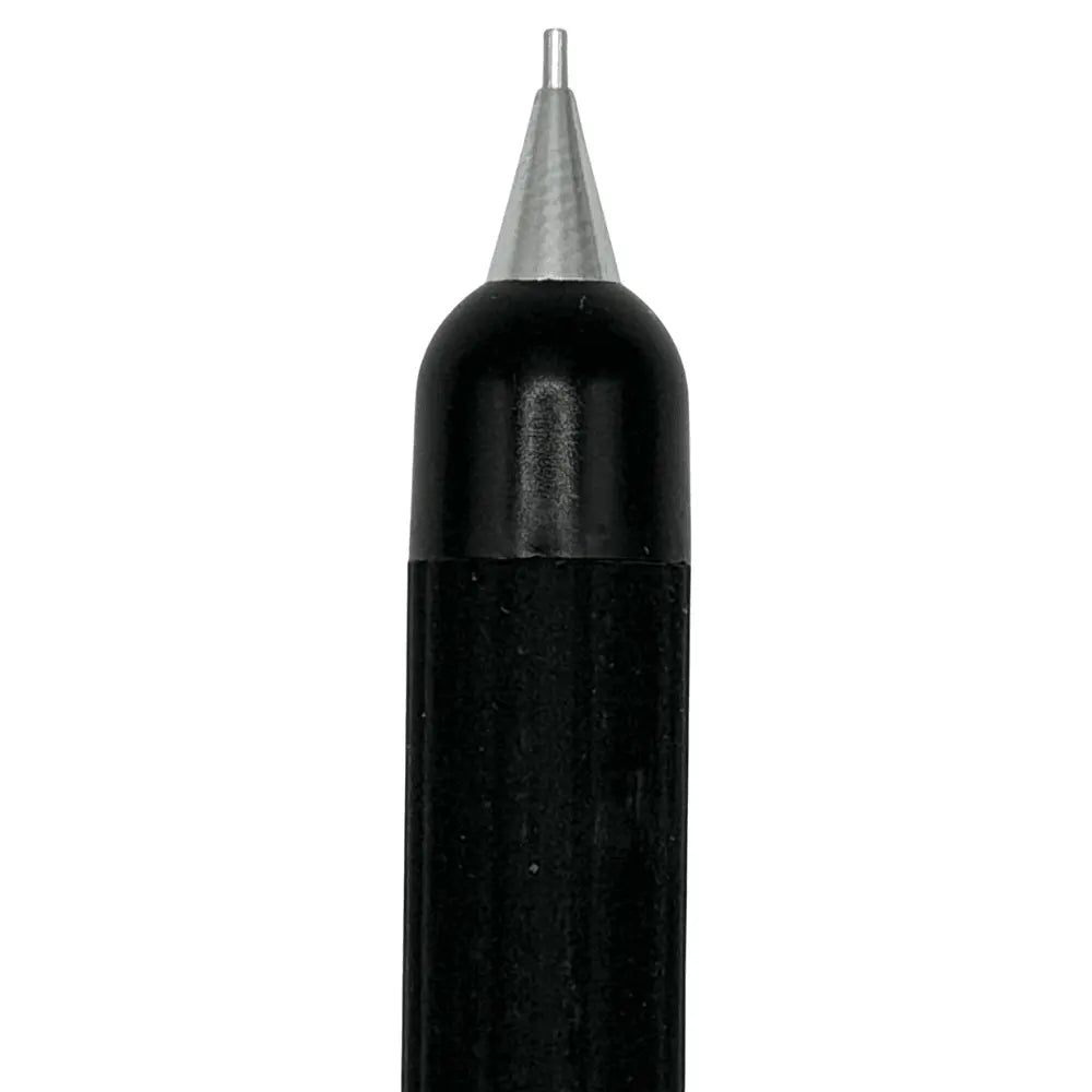 Tombow Object kalemin kısa krom ucu ve yuvarlatılmış siyah burun kısmı makro çekim