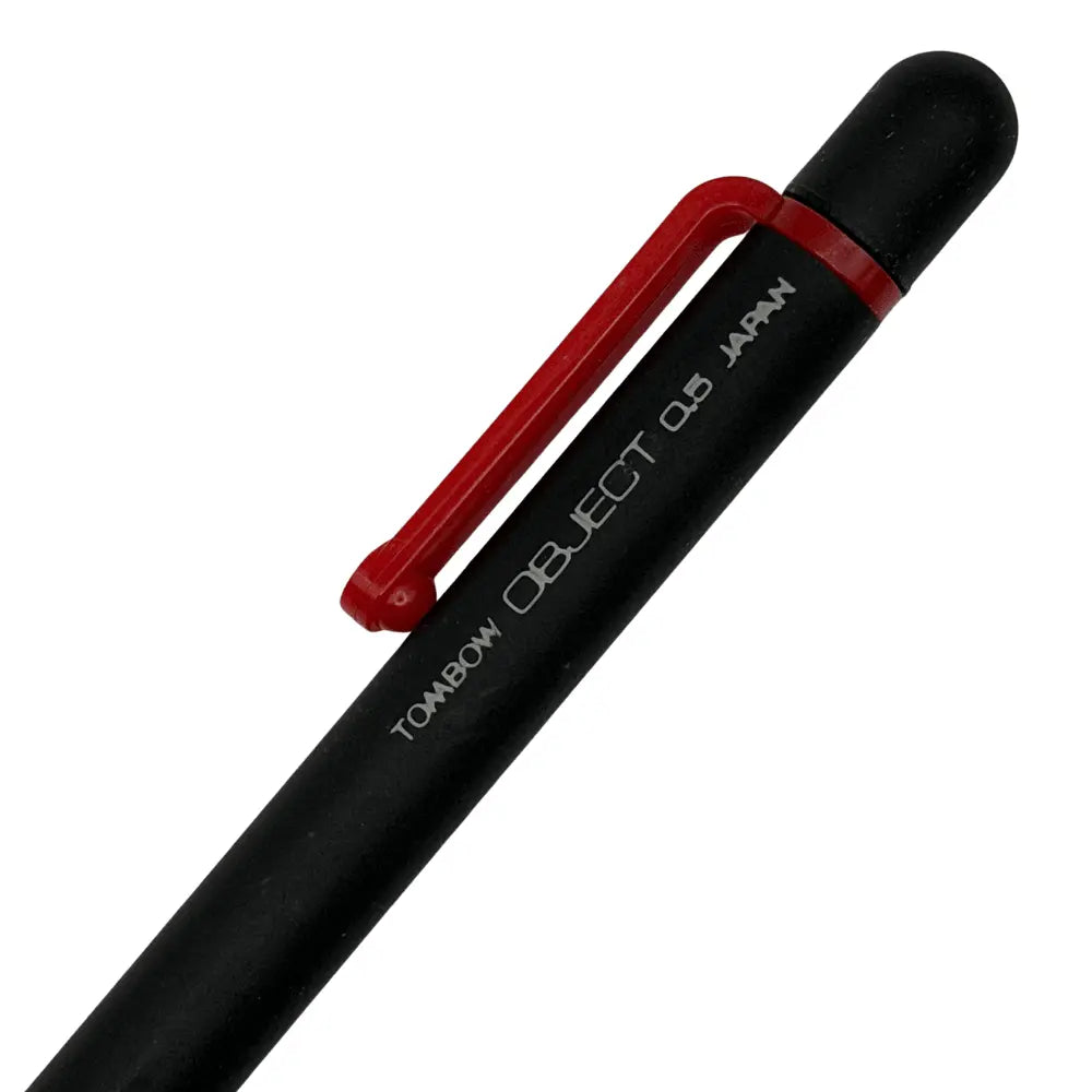 Tombow Object kalemin kırmızı klipsi ve gövdedeki Tombow Object 0.5 Japan yazısı makro
