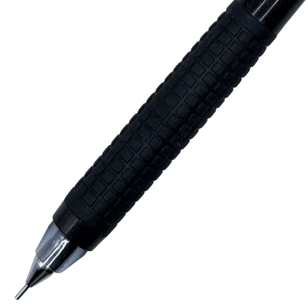 Tombow Protect kalemin ön yarısı, lastik kavrama ve dışarı uzanmış ince metal uç yakın planda