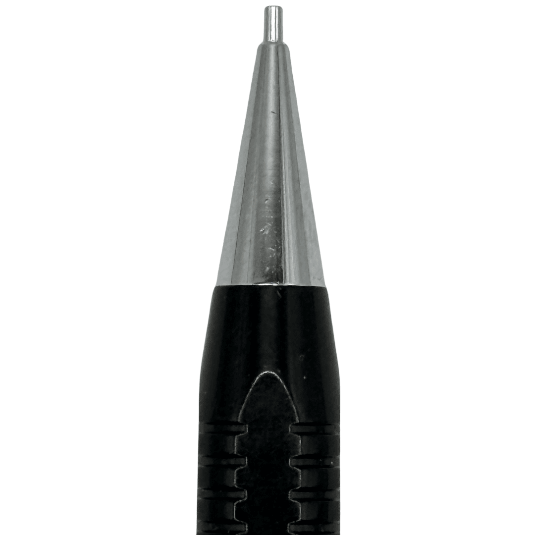 Pilot 2020 Rocky kalemin krom konisinden çıkan 0.5 mm uç ve dilimli kavrama, makro çekim