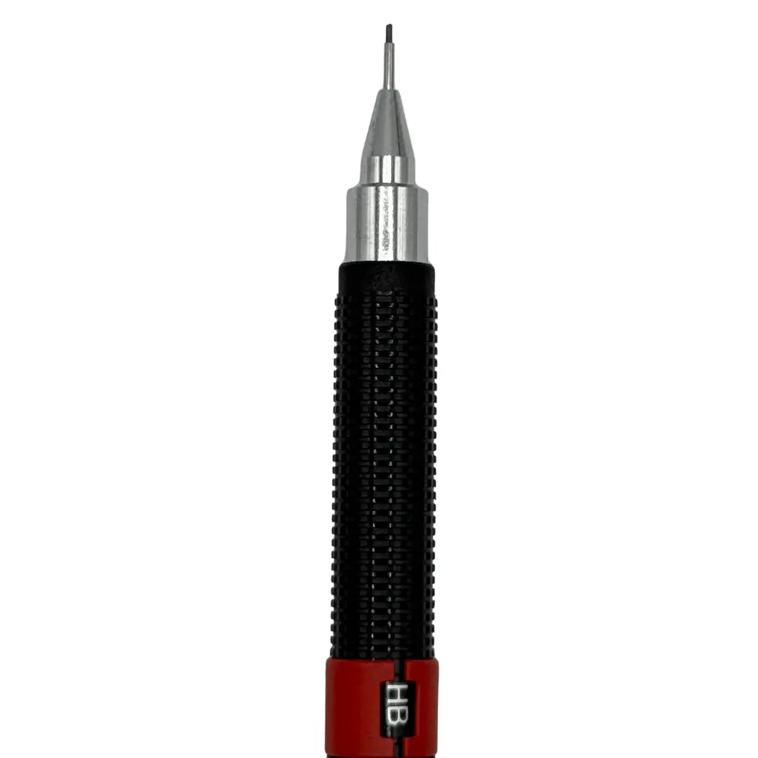 Uni M5-351 kalemin tırtıklı siyah kavraması, kırmızı HB bileziği ve ince metal ucu yakın planda