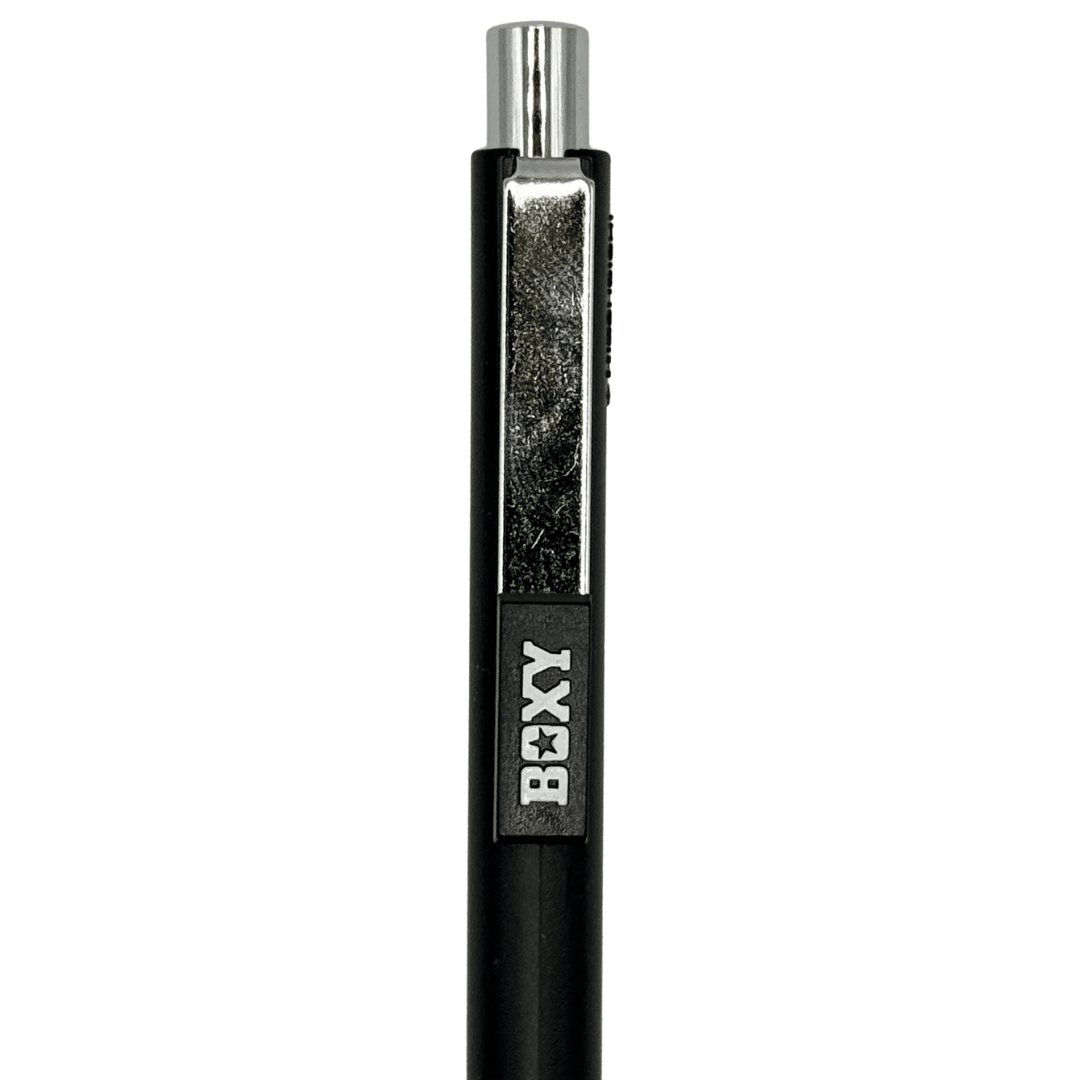 Uni Boxy kalemin metal klipsi, BOXY logolu plaka ve gümüş tıklama başlığı